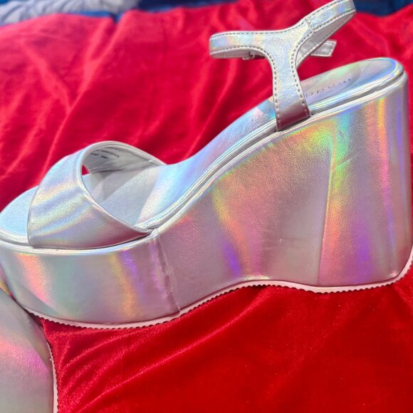 MADDEN GIRL SILHOUETTE SCULPTED SILVER HOLLOGRAM PLATFORM WEDGE SANDALS NWOT - Picture 7 of 11